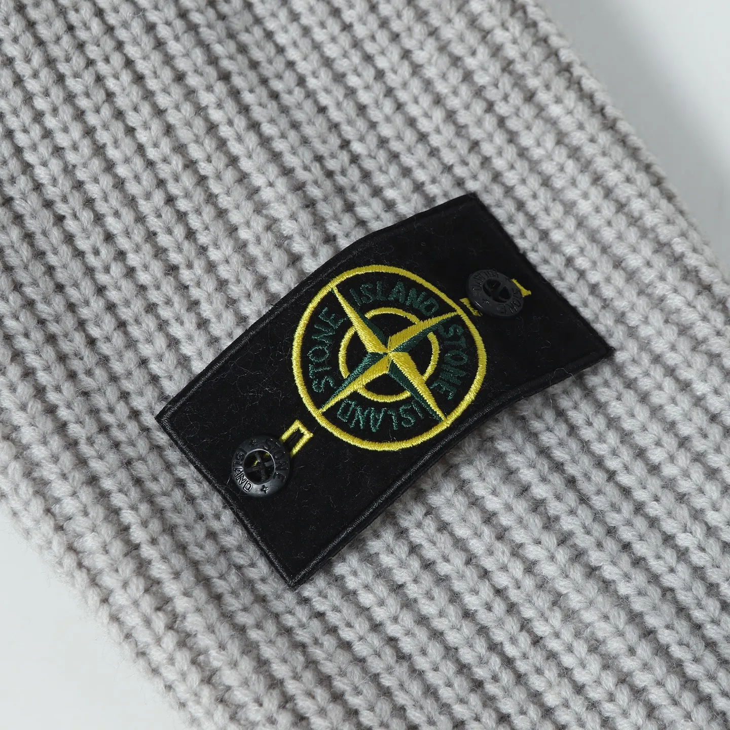 P610 Stone Island thick-knit cashmere zipper hooded cardigan. Originally purchased for 19,800, it took 2 months to develop. Custom-made woolen cashmere fabric was made and smoothed to be skin-friendly and not prickly. The color was dyed three times to achieve the original color effect. The armband pattern is embroidered using fixed-dyed matte embroidery threads on the board and stitch embroidery. The pattern is embroidered by Tajima machine with thousands of needles. The stitching is fine and dense, without connecting lines. The pattern is clear and has a strong sense of lines and three-dimensionality, which enriches the spatial level of the overall picture. The flat knitting fabric uses imported three-needle ultra-thick needles and customized zippers, which are expensive. In order to achieve the best results, no cost is considered. The weight of the whole garment reaches 1,400 grams, and the three-standard accessories are complete.  Size:S-M-L-XL